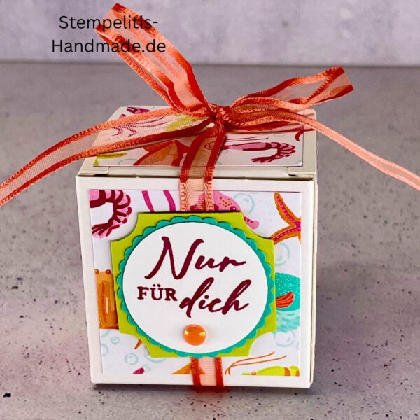 Handdekorierte Geschenkschachtel 5 cm mit maritimen Motiven, Geschenkbox mit Schleife in Grün, Detailansicht Geschenkschachtel Etikett „Nur für dich“, Geschenkschachtel mit bunter Meeresdekoration, Geschenkverpackung, Handgemachte maritime Schachtel mit Schleife